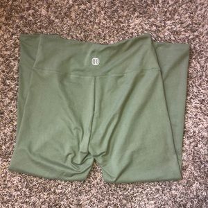 NWOT Green Cropped Balance Collection Leggings